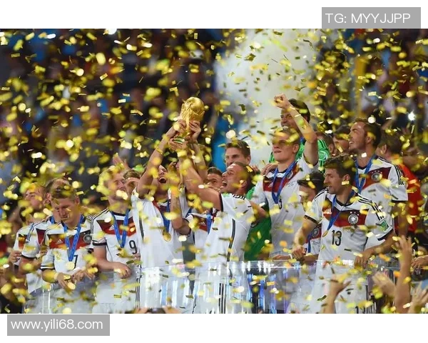 全球足球球星冠军排行：历史巅峰球员与顶级荣誉对比分析